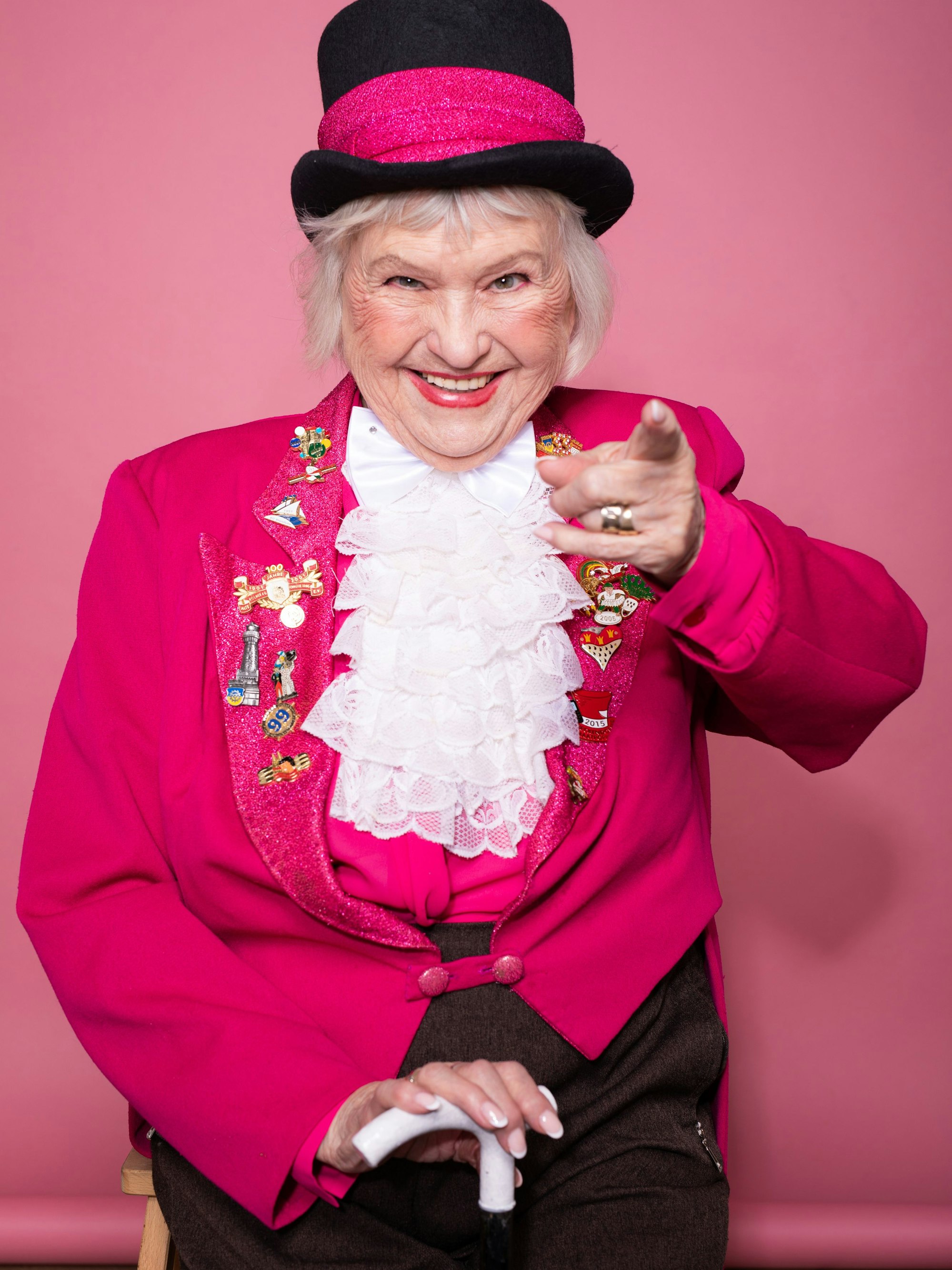 Irmgard Schlösser in Frack und Fummel.