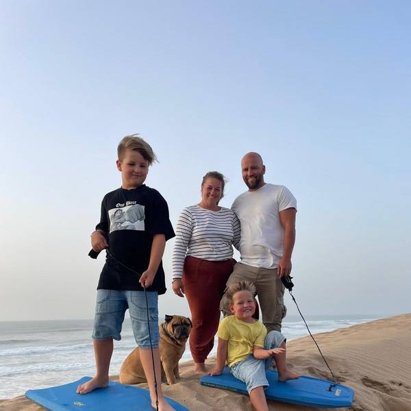 Gruppenbild einer Familie in den Sanddünen Marokkos.