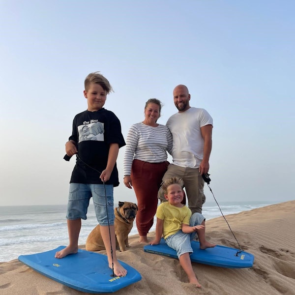 Gruppenbild einer Familie in den Sanddünen Marokkos.