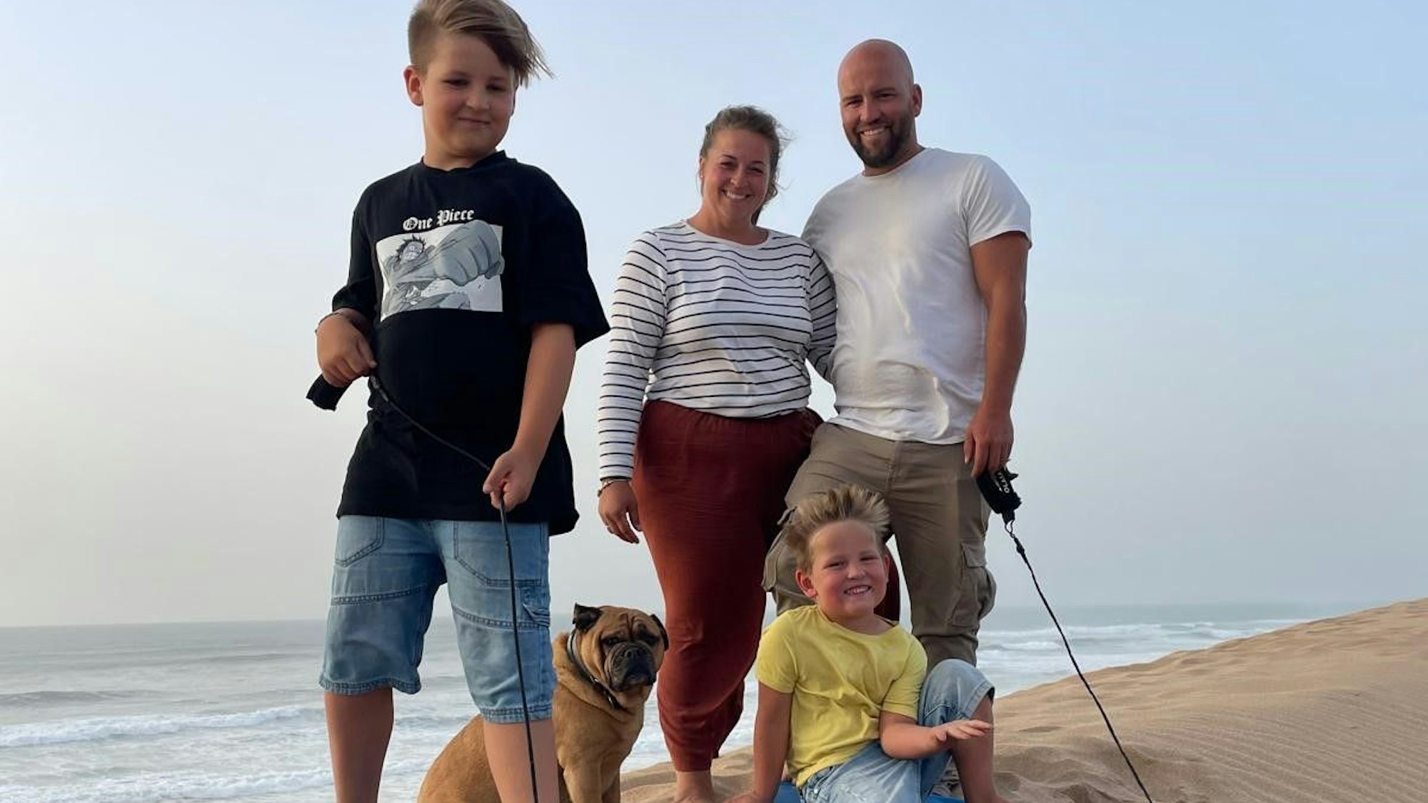 Gruppenbild einer Familie in den Sanddünen Marokkos.