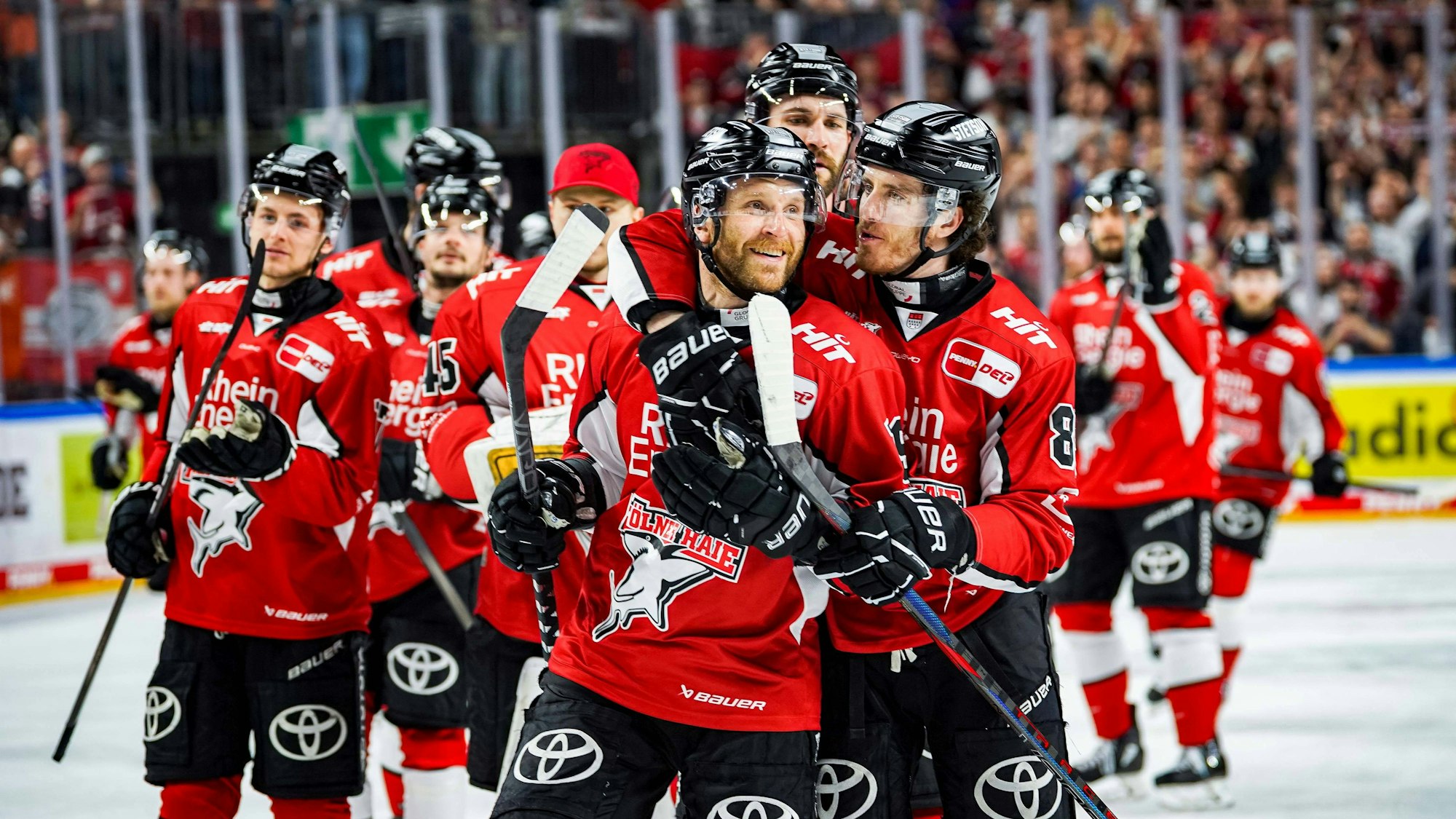 Frederik Storm Köln, vorne links und Gregor MacLeod Köln, rechts - freuen sich über einen Sieg.