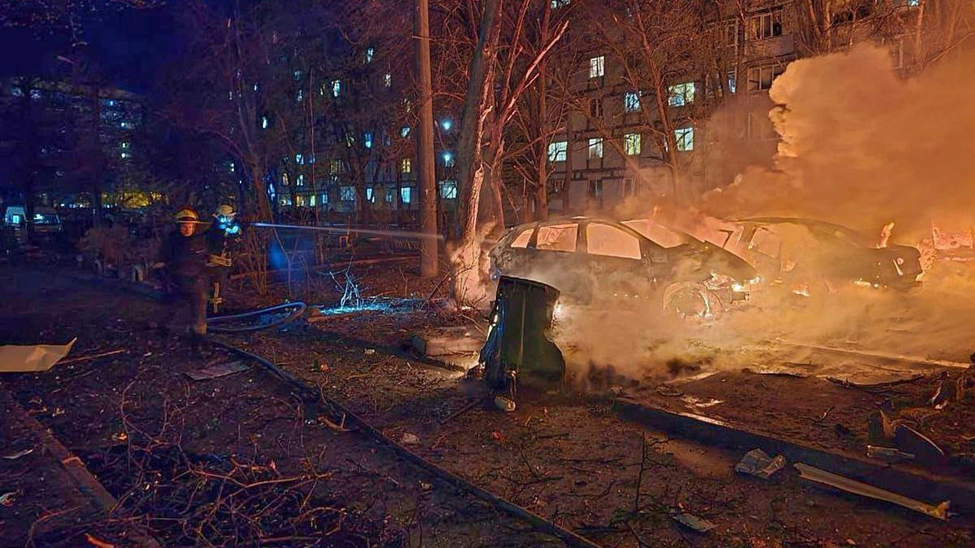 Auf diesem vom ukrainischen Katastrophenschutz zur Verfügung gestellten Foto arbeiten Rettungskräfte daran, einen Brand nach einem russischen Angriff zu löschen.