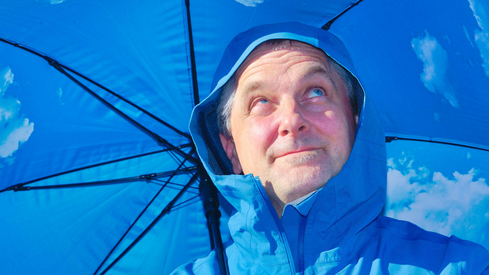 Porträt eines Mannes mit Regenschirm.