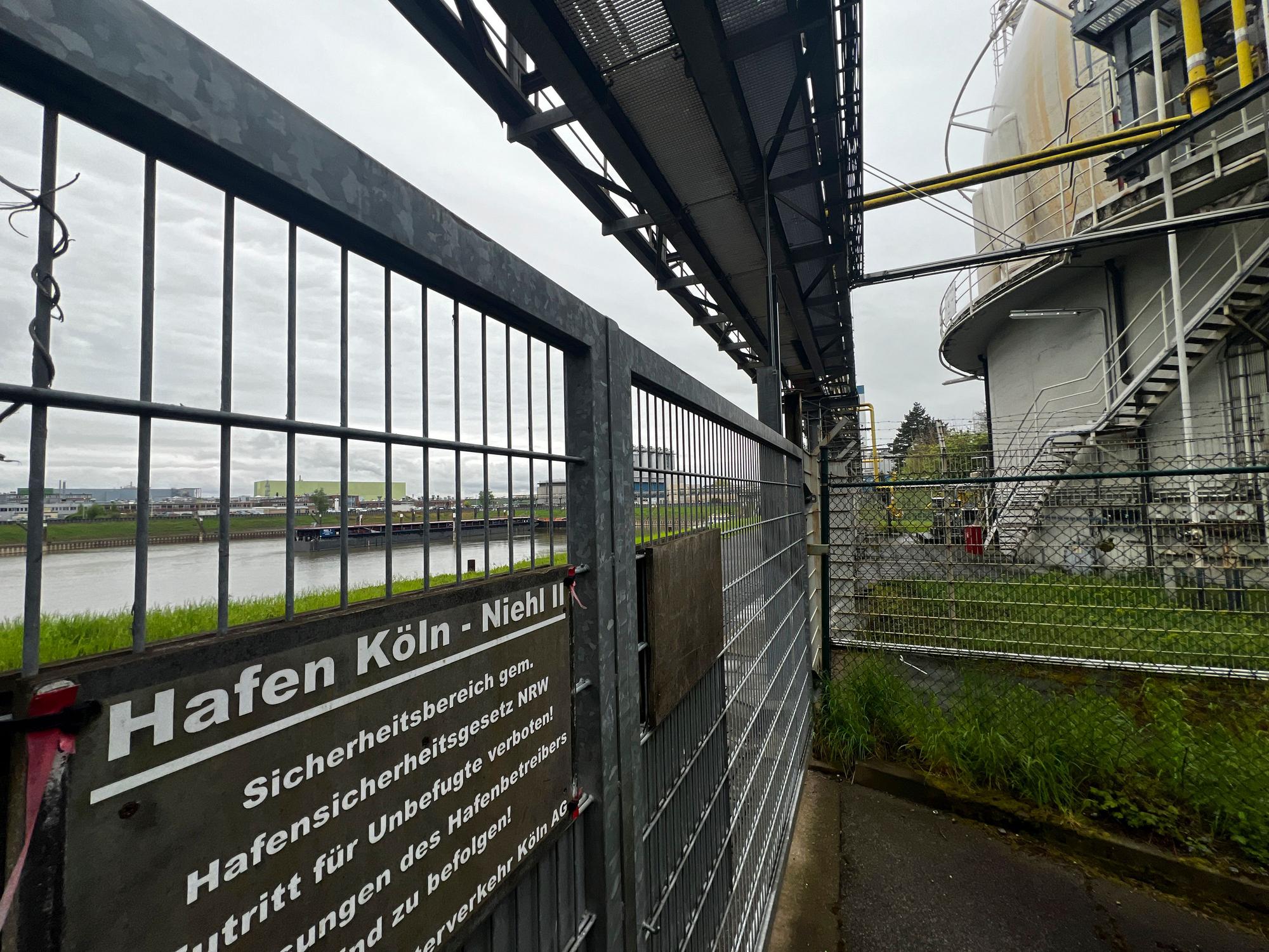 Auf dem Gelände am Ölhafen Niehl, wo das Müllheizkraftwerk Köln-Merkenich steht, soll eine Klärschlammverbrennungsanlage für Köln und Umgebung gebaut werden. Foto: Ralf Krieger