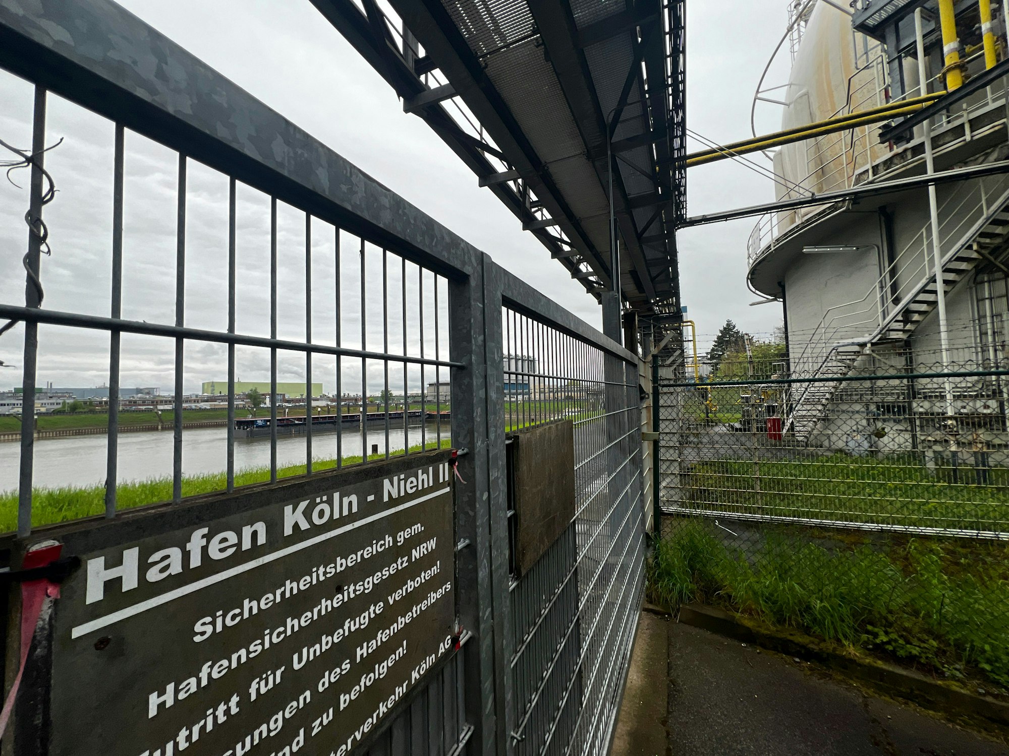 Auf dem Gelände am Ölhafen Niehl, wo das  Müllheizkraftwerk Köln-Merkenich steht, soll eine Klärschlammverbrennungsanlage für Köln und Umgebung gebaut werden. Foto: Ralf Krieger