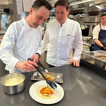 Clostermanns Hof hat auch ein zweites Restaurant ohne Stern, das Clostermanns, Sebaqastian Pesckes, Chef de Sauce (l.) und Sternekoch Thomas Gilles in der Küche