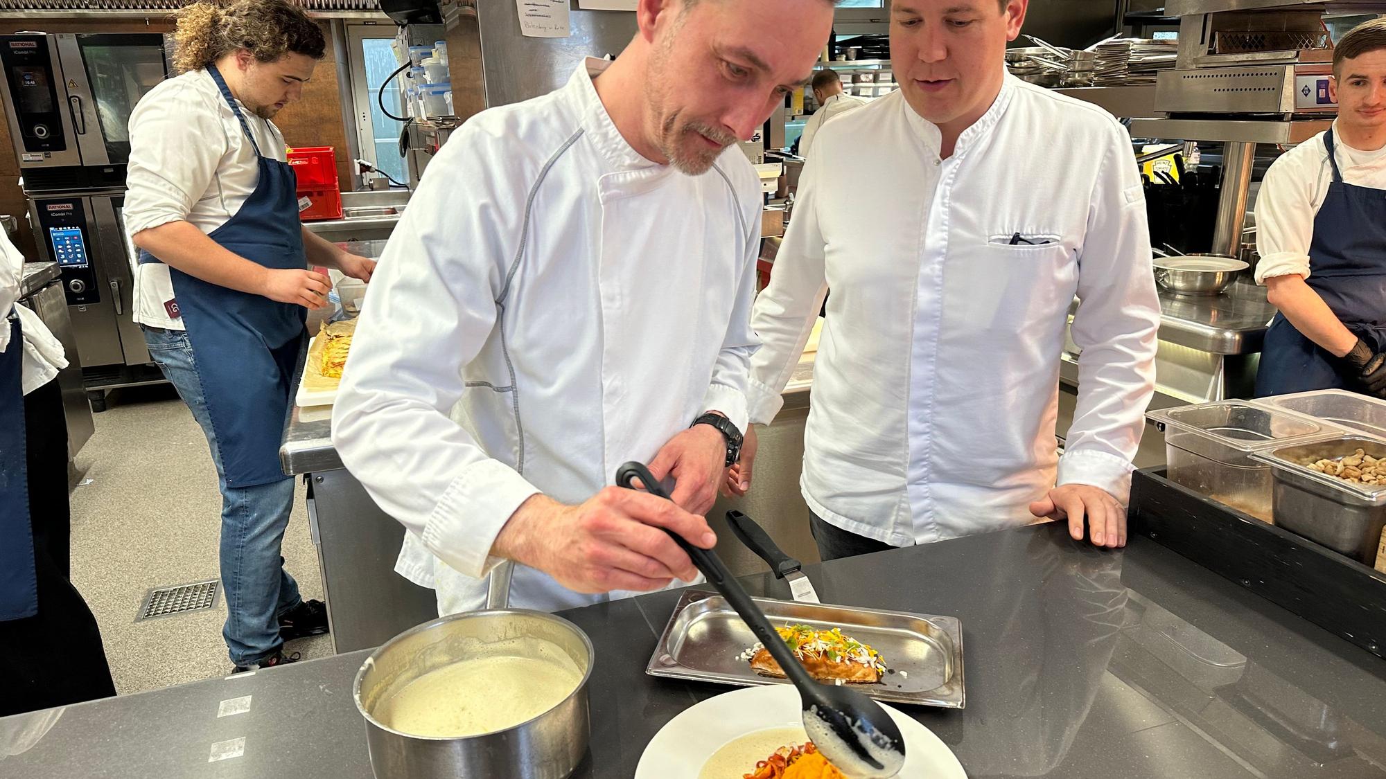 Clostermanns Hof hat auch ein zweites Restaurant ohne Stern, das Clostermanns, Sebaqastian Pesckes, Chef de Sauce (l.) und Sternekoch Thomas Gilles in der Küche