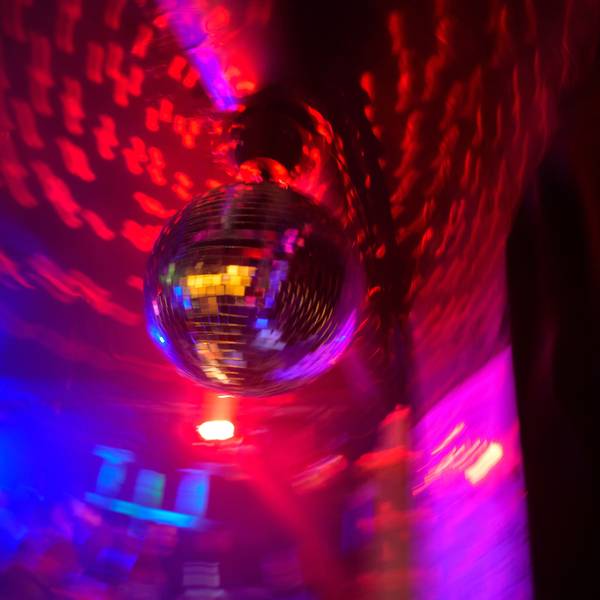 ARCHIV - 05.03.2022, Hamburg: Eine Disco-Kugel dreht sich in einem Club. Weniger als die Hälfte der Deutschen ist christlich. Dennoch gibt es an Karfreitag weiterhin Tanzverbote. (zu dpa: «Tanzverbot an Karfreitag - ist das noch zeitgemäß?») Foto: Jonas Walzberg/dpa +++ dpa-Bildfunk +++