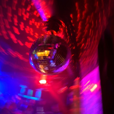 ARCHIV - 05.03.2022, Hamburg: Eine Disco-Kugel dreht sich in einem Club. Weniger als die Hälfte der Deutschen ist christlich. Dennoch gibt es an Karfreitag weiterhin Tanzverbote. (zu dpa: «Tanzverbot an Karfreitag - ist das noch zeitgemäß?») Foto: Jonas Walzberg/dpa +++ dpa-Bildfunk +++