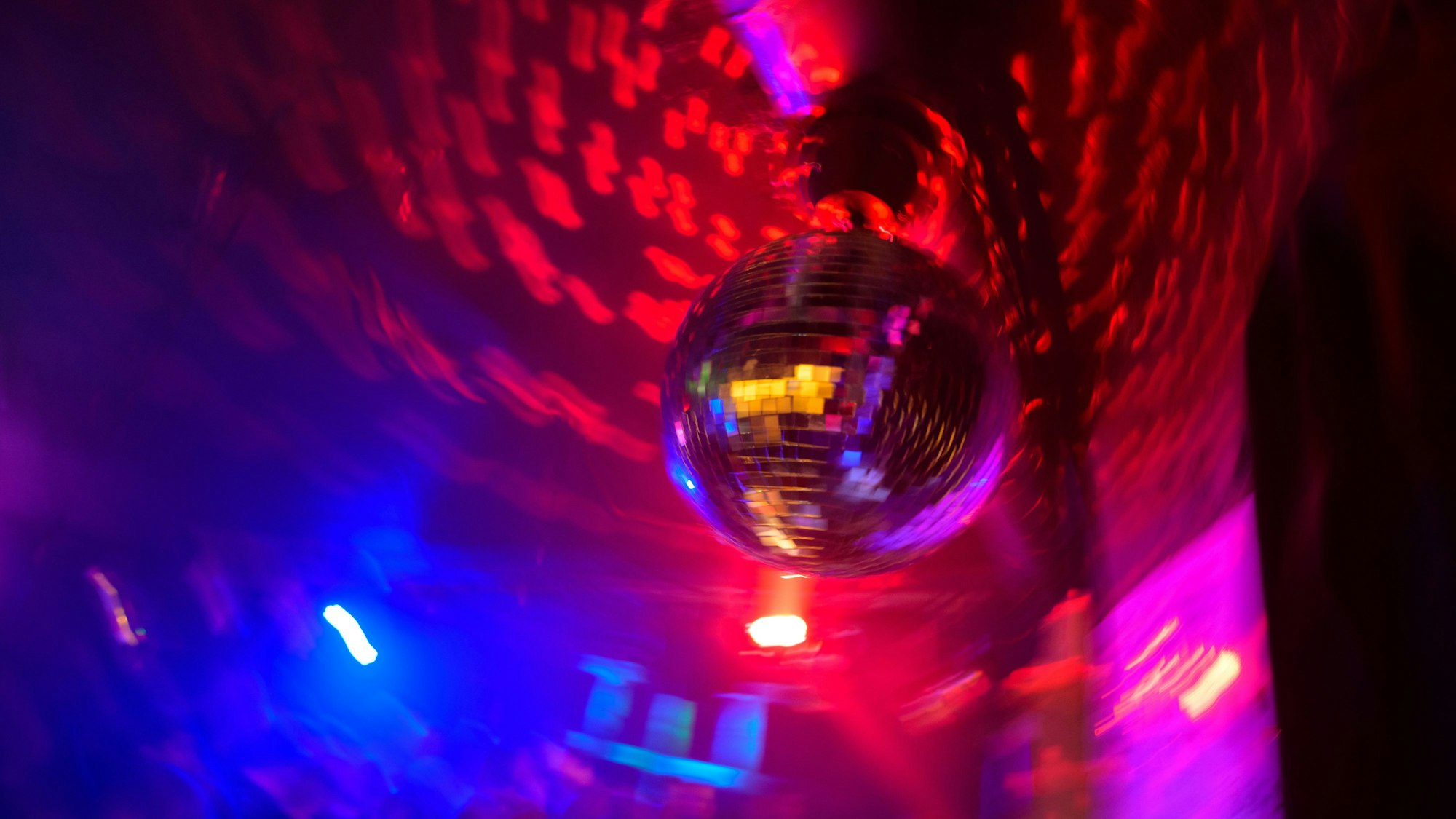 ARCHIV - 05.03.2022, Hamburg: Eine Disco-Kugel dreht sich in einem Club. Weniger als die Hälfte der Deutschen ist christlich. Dennoch gibt es an Karfreitag weiterhin Tanzverbote. (zu dpa: «Tanzverbot an Karfreitag - ist das noch zeitgemäß?») Foto: Jonas Walzberg/dpa +++ dpa-Bildfunk +++