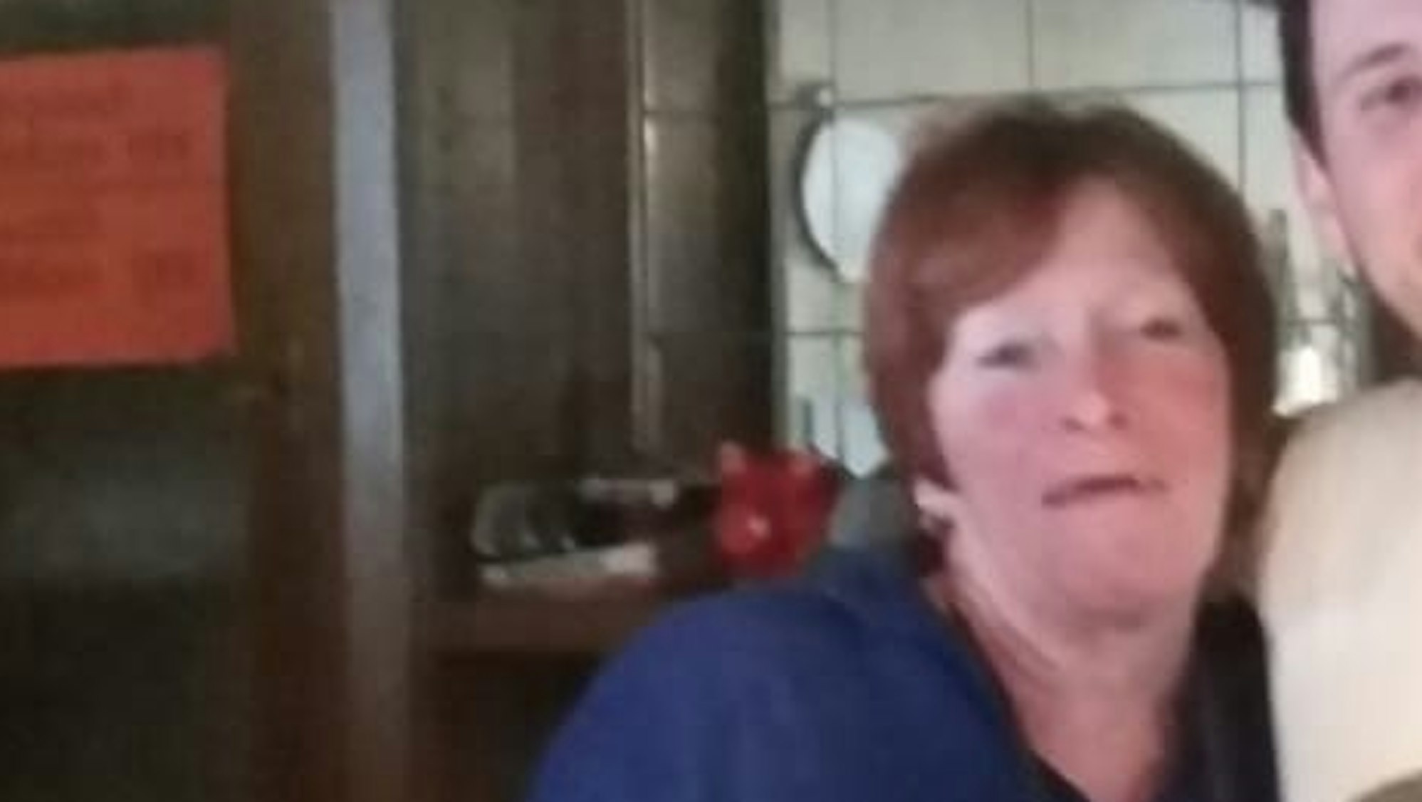 Gastwirtin Heidi starb bei einem Feuer in ihrer Wohnung. Hier steht sie mit einem Bekannten hinter ihrer Theke.