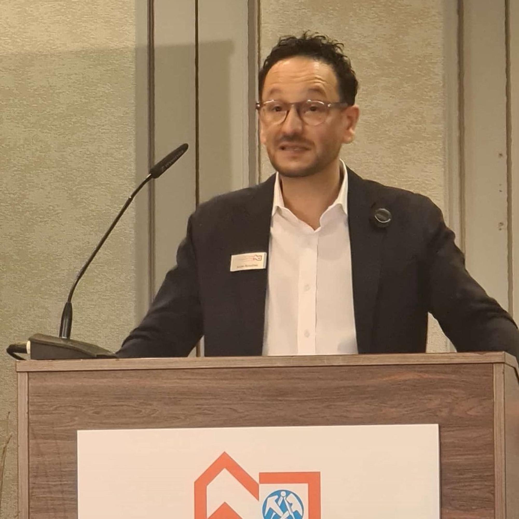 Andrè Büschkes am Rednerpult.