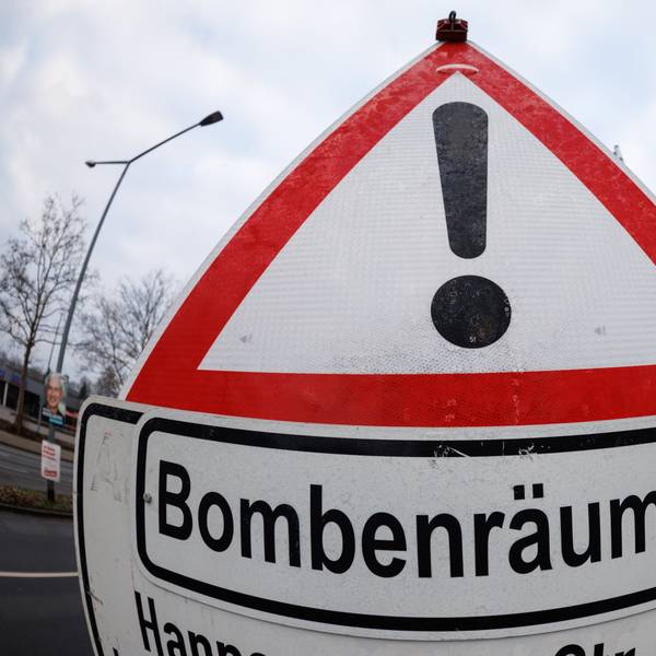 ARCHIV - 16.02.2025, Niedersachsen, Osnabrück: Blick auf ein Verkehrsschild «Bombenräumung». Nach einem erneutem Bombenverdacht im Lokviertel in Osnabrück müssen rund 15.000 Menschen ihre Wohnungen verlassen. (zu dpa: «Blindgänger in Osnabrück: Mehr als 15.000 Menschen evakuiert») Foto: Friso Gentsch/dpa +++ dpa-Bildfunk +++