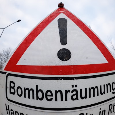 ARCHIV - 16.02.2025, Niedersachsen, Osnabrück: Blick auf ein Verkehrsschild «Bombenräumung». Nach einem erneutem Bombenverdacht im Lokviertel in Osnabrück müssen rund 15.000 Menschen ihre Wohnungen verlassen. (zu dpa: «Blindgänger in Osnabrück: Mehr als 15.000 Menschen evakuiert») Foto: Friso Gentsch/dpa +++ dpa-Bildfunk +++