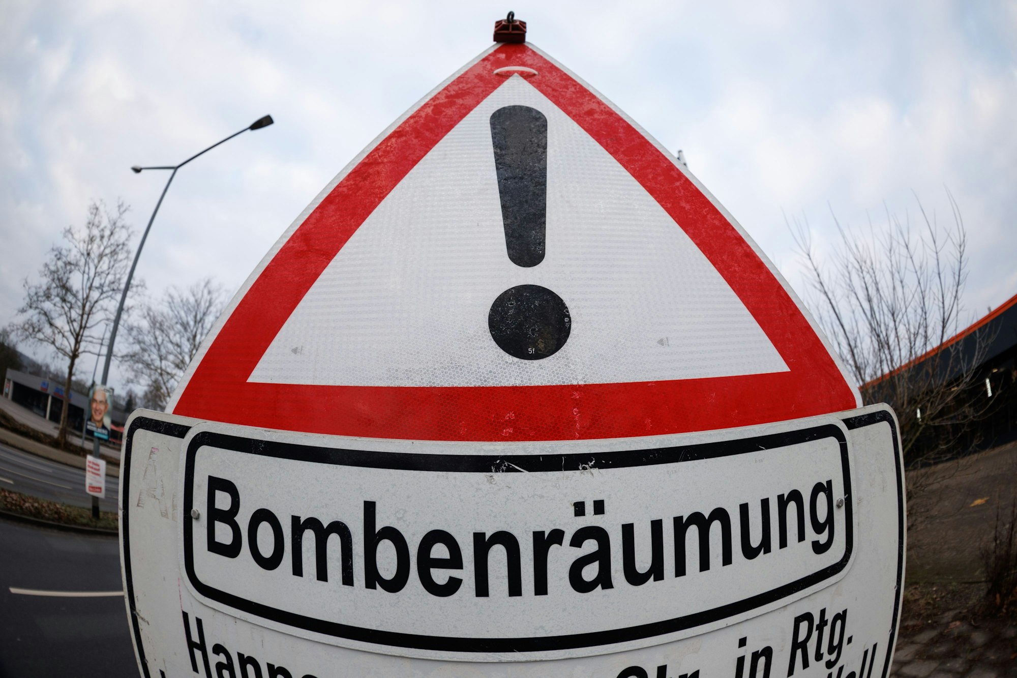 ARCHIV - 16.02.2025, Niedersachsen, Osnabrück: Blick auf ein Verkehrsschild «Bombenräumung». Nach einem erneutem Bombenverdacht im Lokviertel in Osnabrück müssen rund 15.000 Menschen ihre Wohnungen verlassen. (zu dpa: «Blindgänger in Osnabrück: Mehr als 15.000 Menschen evakuiert») Foto: Friso Gentsch/dpa +++ dpa-Bildfunk +++