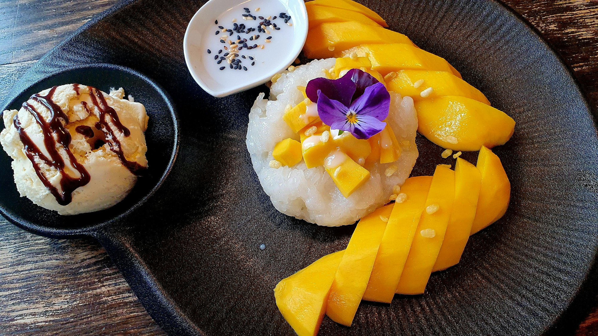 Asiatisches Dessert mit Mango