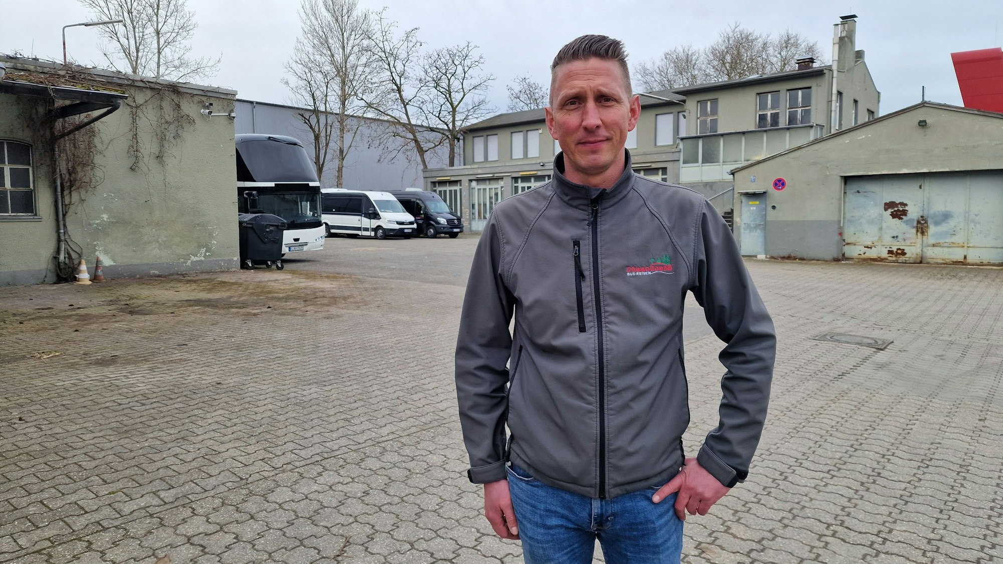 Der Umzug des Autonomen Zentrums nach Kalk steht an: Der jetzige Mieter, das Busunternehmen Piccolonia von Geschäftsführer Markus Klein, zieht dafür aus der Adresse aus.