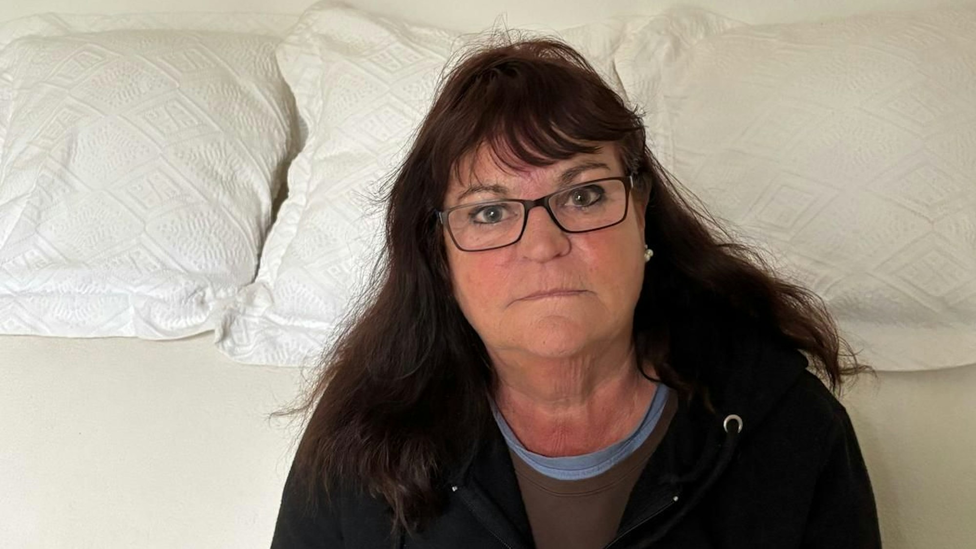 Lisa Müller sitzt auf ihrer Couch.