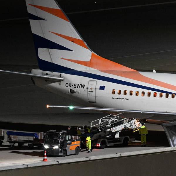 16.04.2025, Sachsen, Leipzig: Ein Flugzeug landet auf dem Flughafen Leipzig/Halle. Mit der Maschine sind auch ehemalige Ortskräfte deutscher Institutionen aus Afghanistan in Leipzig gelandet. Per Flugzeug werden ehemalige Ortskräfte sowie besonders gefährdete Menschen, etwa Menschenrechtsanwälte oder Frauenrechtlerinnen, nach Deutschland geholt. Foto: Hendrik Schmidt/dpa +++ dpa-Bildfunk +++