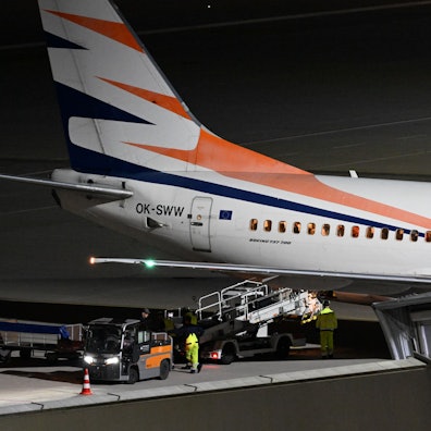 16.04.2025, Sachsen, Leipzig: Ein Flugzeug landet auf dem Flughafen Leipzig/Halle. Mit der Maschine sind auch ehemalige Ortskräfte deutscher Institutionen aus Afghanistan in Leipzig gelandet. Per Flugzeug werden ehemalige Ortskräfte sowie besonders gefährdete Menschen, etwa Menschenrechtsanwälte oder Frauenrechtlerinnen, nach Deutschland geholt. Foto: Hendrik Schmidt/dpa +++ dpa-Bildfunk +++