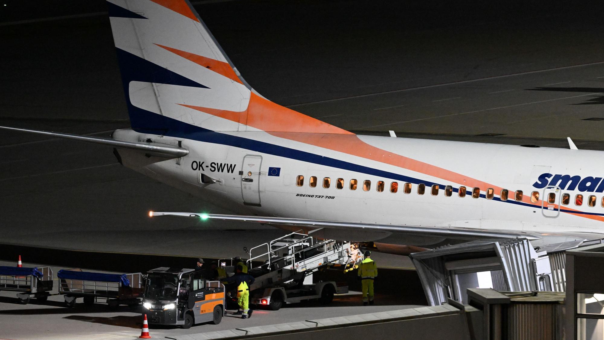 16.04.2025, Sachsen, Leipzig: Ein Flugzeug landet auf dem Flughafen Leipzig/Halle. Mit der Maschine sind auch ehemalige Ortskräfte deutscher Institutionen aus Afghanistan in Leipzig gelandet. Per Flugzeug werden ehemalige Ortskräfte sowie besonders gefährdete Menschen, etwa Menschenrechtsanwälte oder Frauenrechtlerinnen, nach Deutschland geholt. Foto: Hendrik Schmidt/dpa +++ dpa-Bildfunk +++
