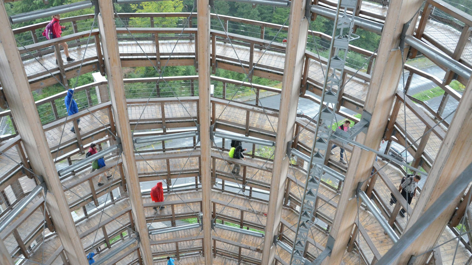 Der Aussichtsturm am Baumwipfelpfad im Panarbora-Park.