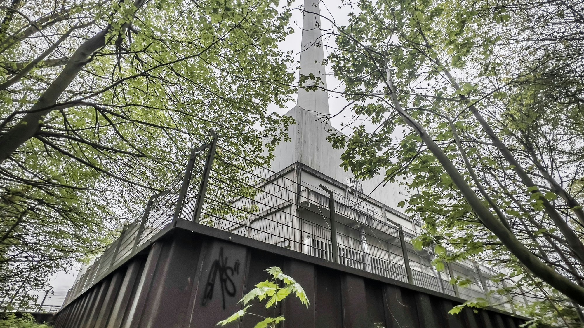 Auf dem Gelände am Ölhafen Niehl, wo das Müllheizkraftwerk Köln-Merkenich steht, soll eine Klärschlammverbrennungsanlage für Köln und Umgebung gebaut werden. Foto: Ralf Krieger