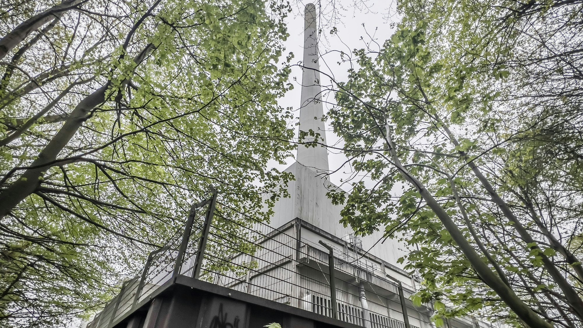 Auf dem Gelände am Ölhafen Niehl, wo das Müllheizkraftwerk Köln-Merkenich steht, soll eine Klärschlammverbrennungsanlage für Köln und Umgebung gebaut werden. Foto: Ralf Krieger
