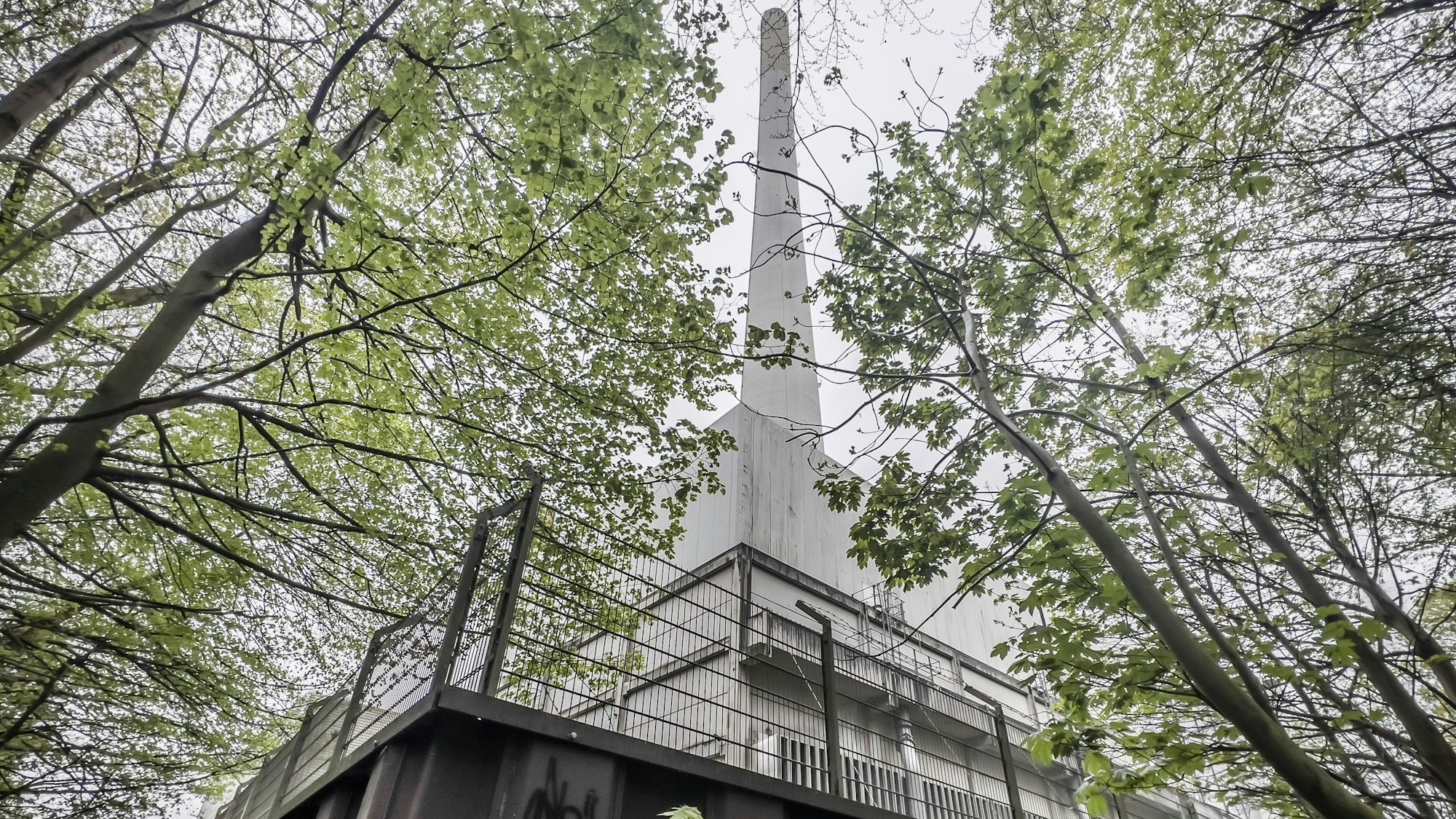 Auf dem Gelände am Ölhafen Niehl, wo das  Müllheizkraftwerk Köln-Merkenich steht, soll eine Klärschlammverbrennungsanlage für Köln und Umgebung gebaut werden. Foto: Ralf Krieger