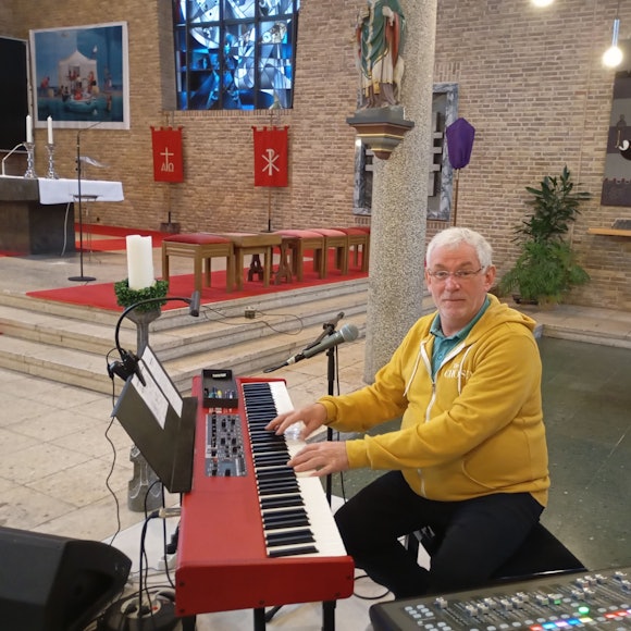 Ein Mann schaut in die Kamera.