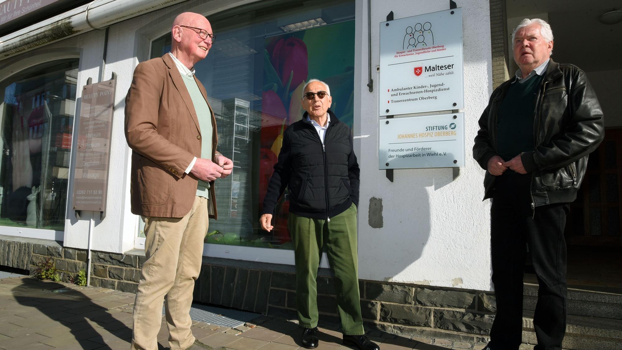 Das Foto zeigt Stiftungsmanager Michael Adomaitis, den 1. Vorsitzenden des Fördervereins Uwe Kotz und den ehrenamtliche Mitarbeiter Dr. Jorg Nürmberger.