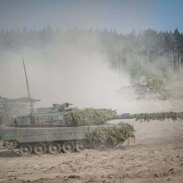 Soldaten der Bundeswehr bereiten sich auf dem Leopard 2 und Puma Kampfpanzer auf den Abschluss der Nato-Übung Quadriga 2024 vor.