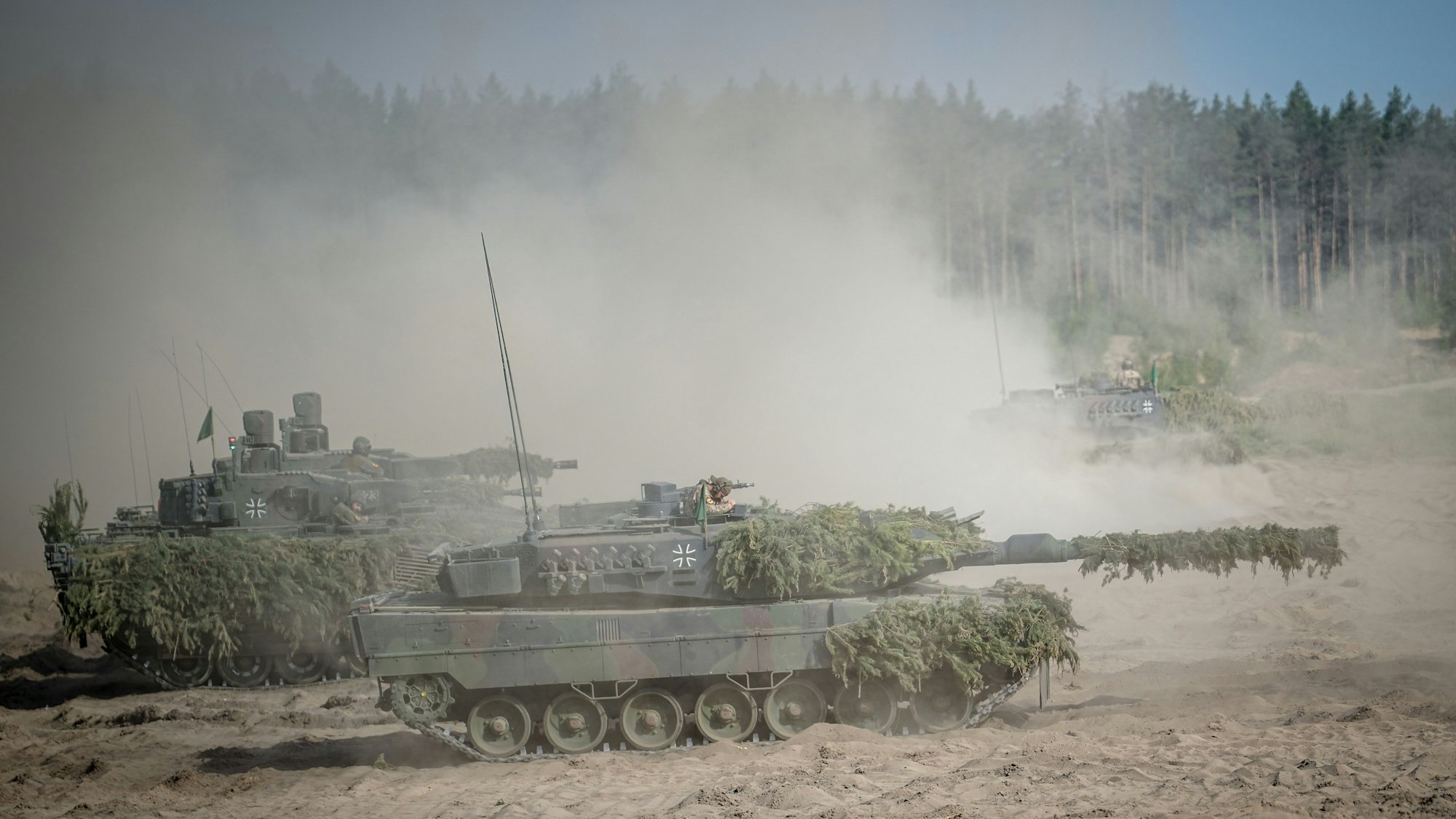 Soldaten der Bundeswehr bereiten sich auf dem Leopard 2 und Puma Kampfpanzer auf den Abschluss der Nato-Übung Quadriga 2024 vor.