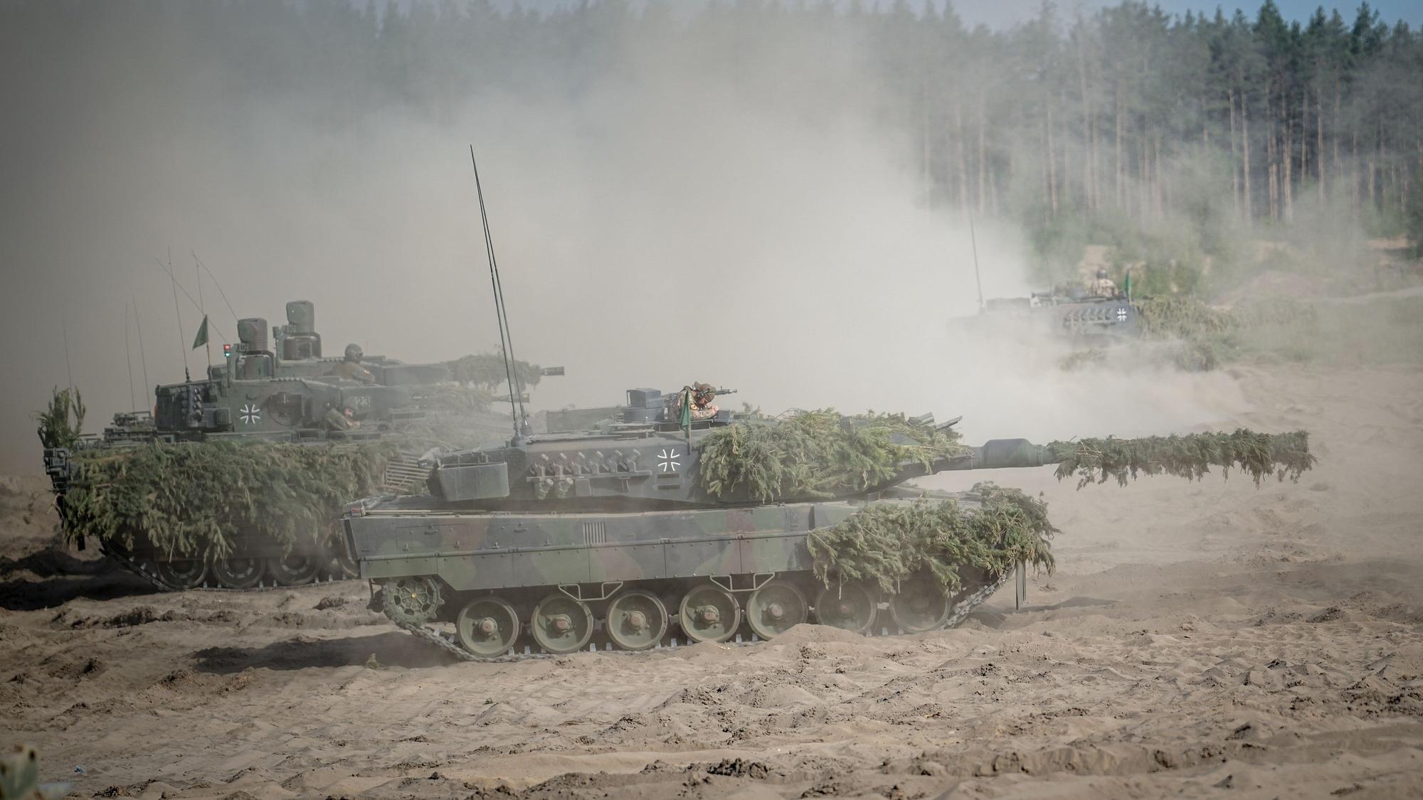 Soldaten der Bundeswehr bereiten sich auf dem Leopard 2 und Puma Kampfpanzer auf den Abschluss der Nato-Übung Quadriga 2024 vor.