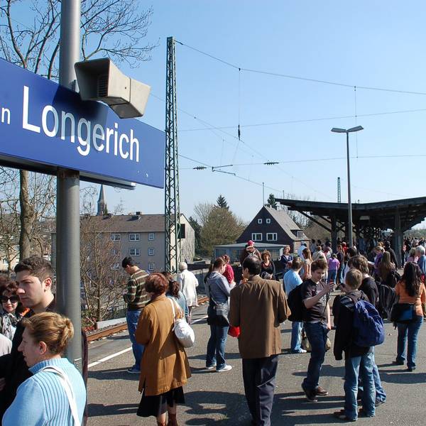 Menschen auf Bahnsteig