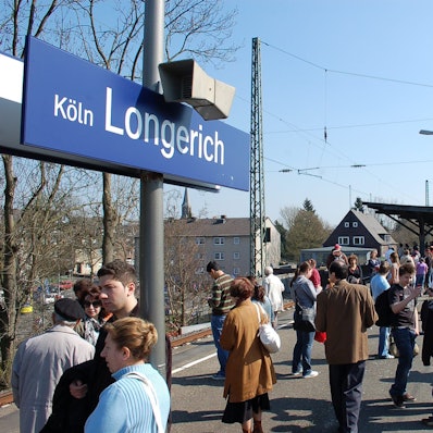 Menschen auf Bahnsteig