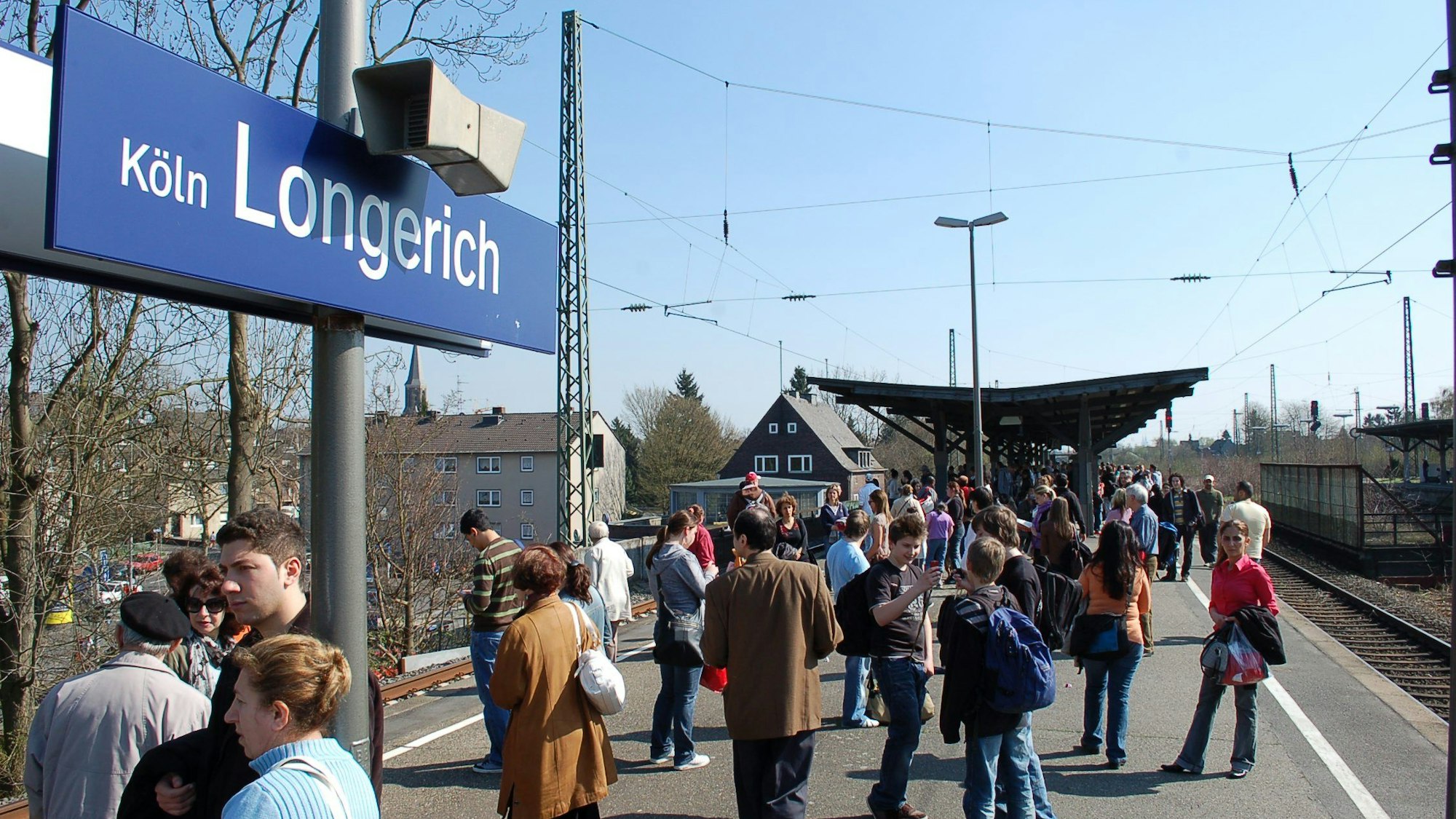 Menschen auf Bahnsteig