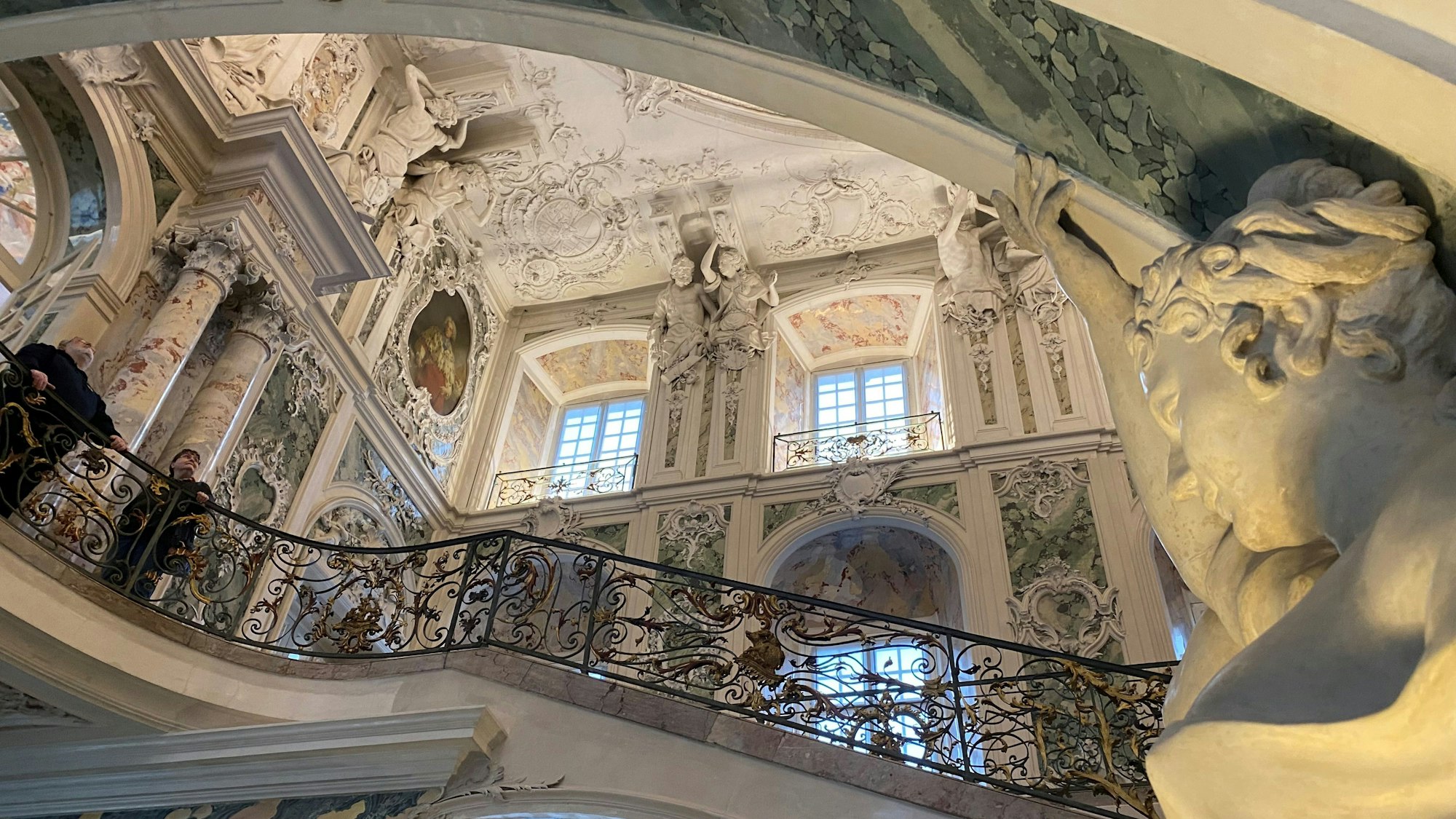 Zu sehen ist das Treppenhaus des Schlosses Augustusburg