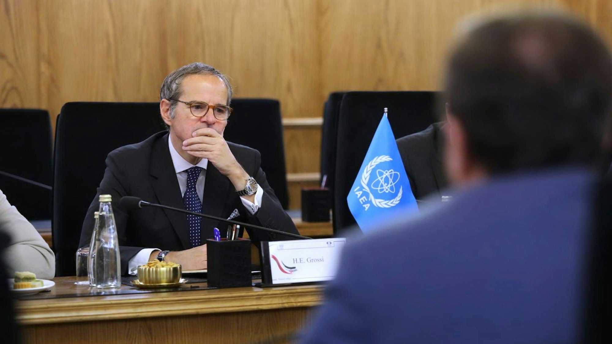 Auf diesem von der Atomenergie-Organisation des Irans via AP veröffentlichten Foto nimmt der Generaldirektor der Internationalen Atomenergie-Organisation (IAEO), Rafael Mariano Grossi, an einem Treffen mit dem Leiter der Atomenergie-Organisation des Irans, Mohammad Eslami teil.