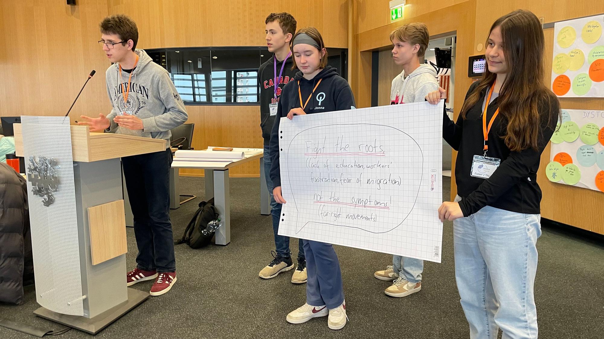 Schüler im Ratssaal mit Plakat