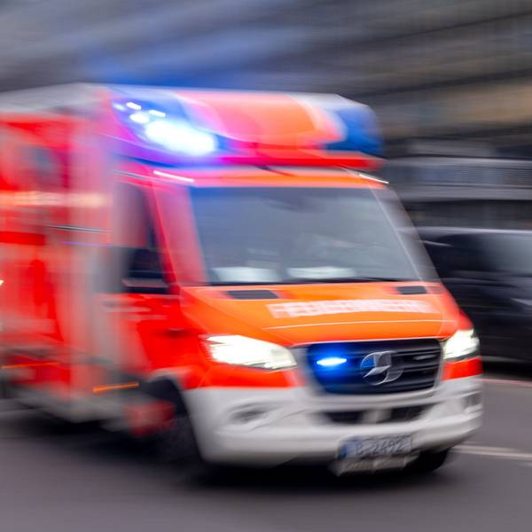 Ein Rettungswagen fährt durch die Stadt, das Bild ist leicht verschwommen.