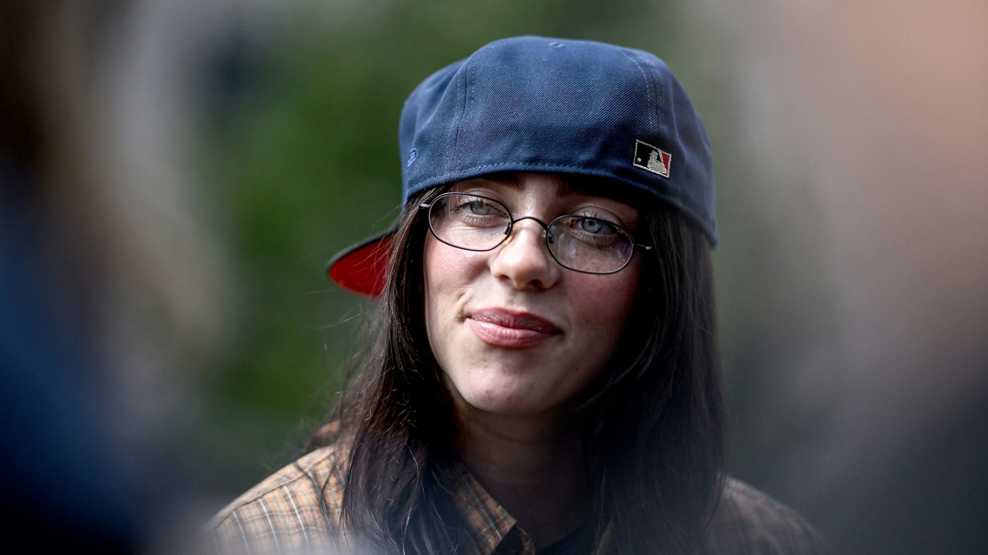 ARCHIV - 07.06.2024, Berlin: Die US-amerikanische Sängerin Billie Eilish lächelt bei ihrem Berlinbesuch.
Für einen Auftritt war Sängerin Billie Eilish am Freitag in der Stadt Berlin. (zu dpa: «Nach Swift unterstützt auch Billie Eilish Kamala Harris») Foto: Britta Pedersen/dpa +++ dpa-Bildfunk +++