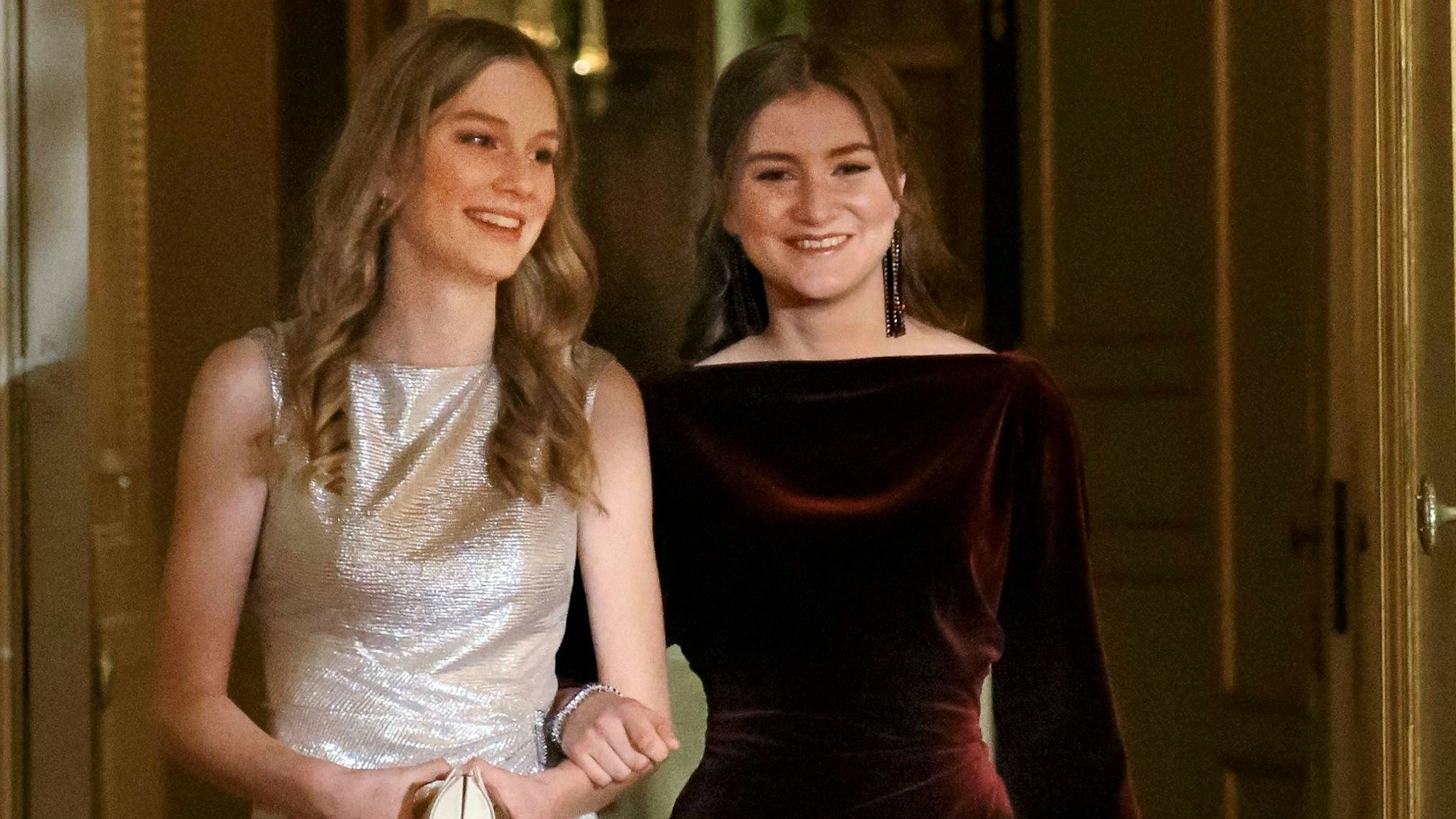 Prinzessin Eléonore mit ihrer Schwester Prinzessin Elisabeth beim traditionellen Weihnachtskonzert 2024 in Brüssel.