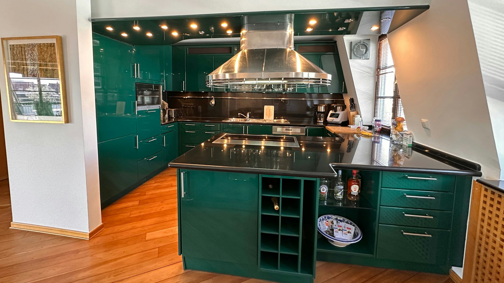 Eine dunkelgrüne Miele Siematic-Küche mit Edelstahlelementen.