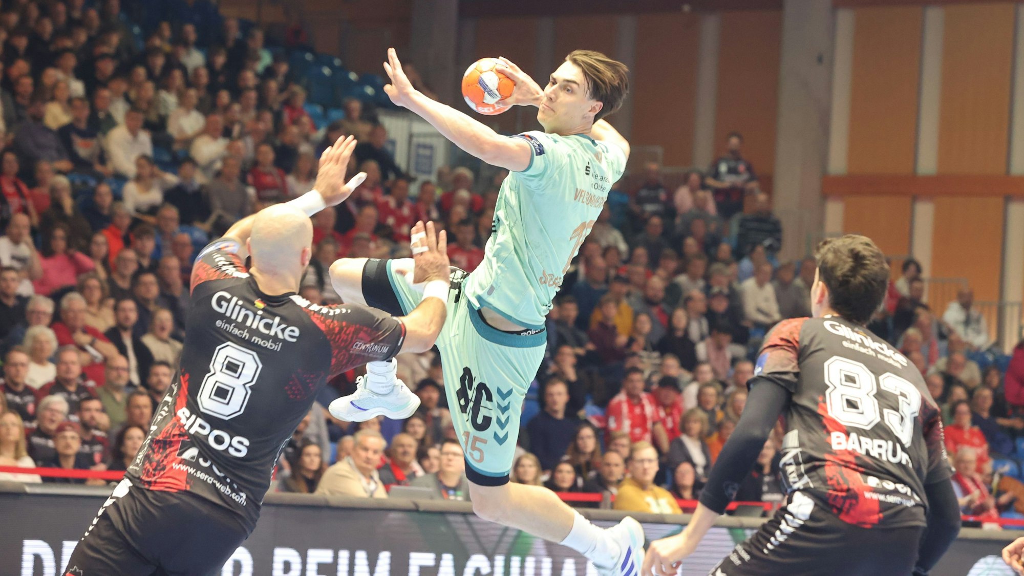 Handballer Miro Schluroff beim Sprungwurf auf ein Handballtor.