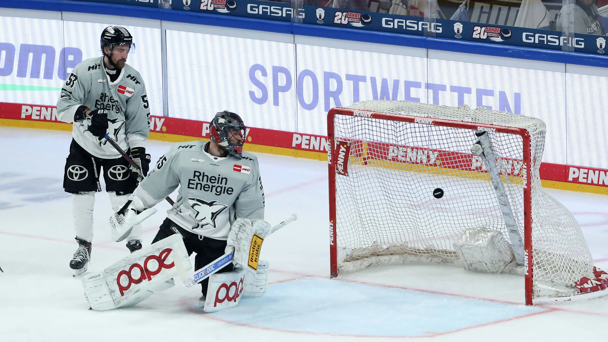 Torwart Julius Hudacek kassiert das 4:1 durch Liam Kirk nicht im Bild