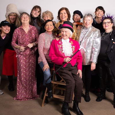 Einige DJs von „Forever Fresh“ mit Mitgliedern des c/o-Pop-Festivals.