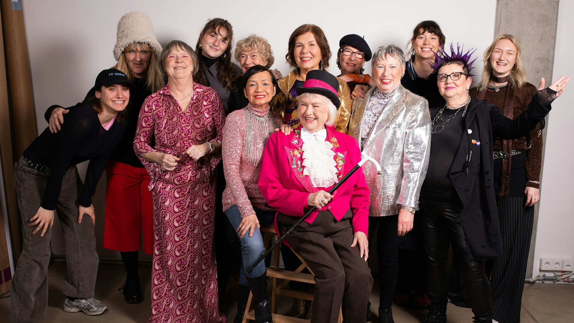 Einige DJs von „Forever Fresh“ mit Mitgliedern des c/o-Pop-Festivals.