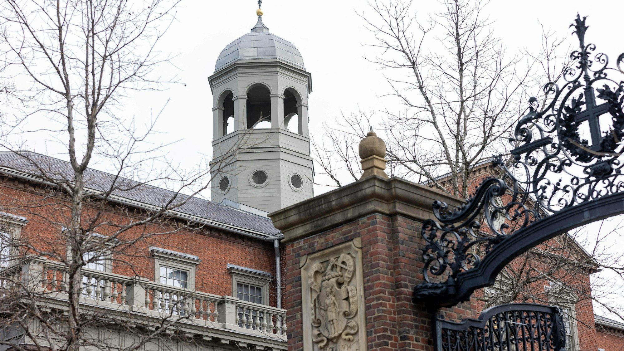 Ein Turm eines Gebäudes der Harvard University am 15. April 2025 in Cambridge, Massachusetts.