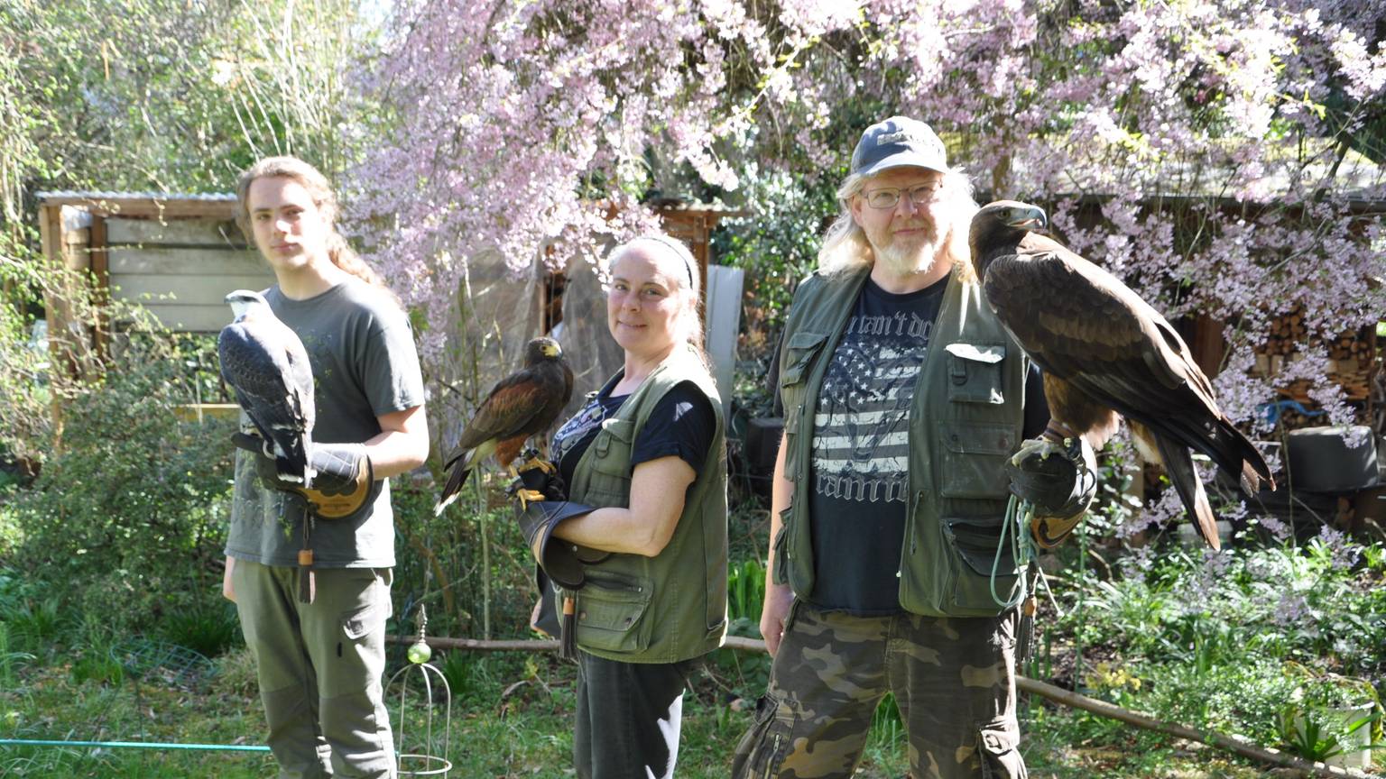 Das Bild zeigt Rouven, Barbara und Mario „Ari“ von der Falknerei Skyhunters.